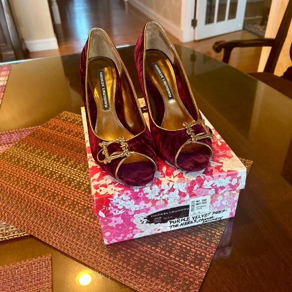 Chinese Laundry Purple Velvet with Gold Buckle Peep Toe Pumps in Size 10 - Picture 10 of 10